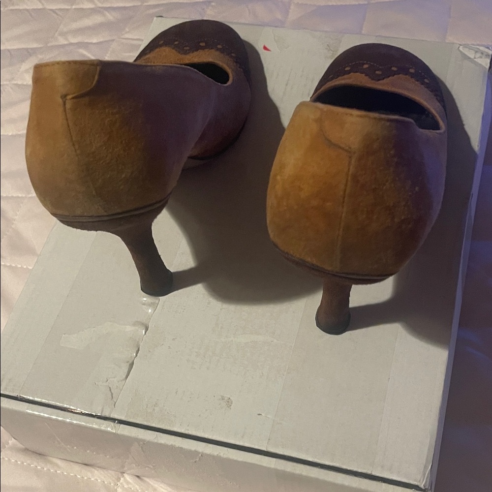 Chic Two-Tone Women's Heels - Picture 3 of 4